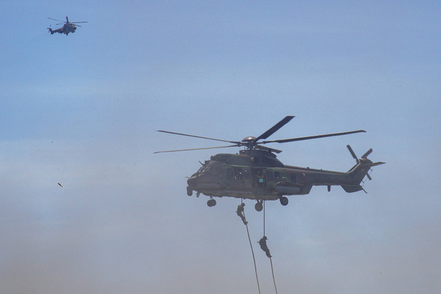 Prajurit Komando Pasukan Gerak Cepat (Kopasgat) TNI AU turun dari Helikopter NAS-332 Super Puma saat pelaksanaan Fire Power Demo dalam Latihan Angkasa Yudha 2024 di Lapangan Air Weapon Range (AWR) Pandanwangi, Lumajang, Jawa Timur, Selasa (3/12/2024) Foto: Irfan Sumanjaya/ANTARA FOTO