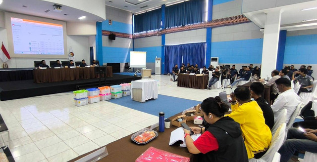 KPU Mempawah menggelar rapat pleno. Foto: M. Zain/Hi!Pontianak