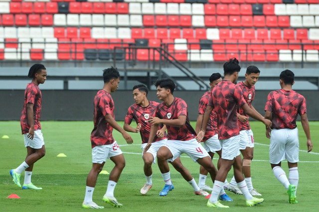 Pemain Timnas Indonesia melakukan pemanasan sebelum melawan Bali United pada pertandingan uji coba di Stadion Kapten I Wayan Dipta, Gianyar, Bali, Selasa (3/12/2024). Foto: Fikri Yusuf/ANTARA FOTO