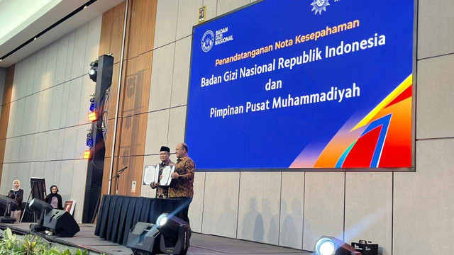 Penandatanganan MoU antara Badan Gizi Nasional dan PP Muhamamadiyah terkait program makan bergizi gratis di Kupang, NTT, Selasa (3/12/2024). Foto: Haya Syahira/kumparan