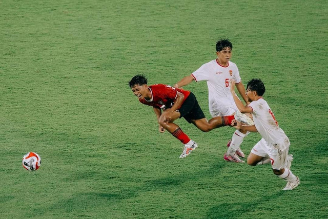 Pemain Timnas Indonesia melawan Bali United pada pertandingan uji coba di Stadion Kapten I Wayan Dipta, Gianyar, Bali, Selasa (3/12/2024). Foto: Instagram/@baliunitedfc