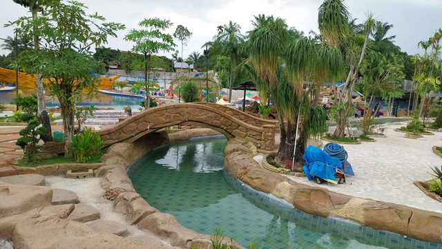 Waterpark di Garut. Foto hanya ilustrasi, bukan tempat sebenarnya. Sumber: Unsplash/Edwin Petrus