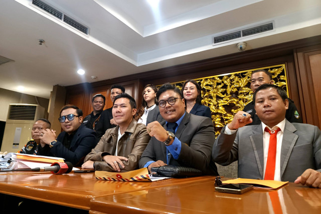 Rekan bisnis Rizky Billar, Boni Anggara menggelar konpers di kawasan Kemang, Jakarta Selatan, Selasa (3/12/2024). Foto: Giovanni/kumparan