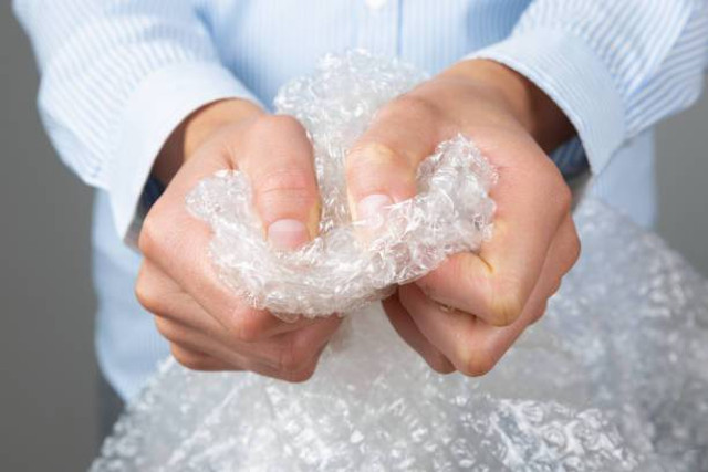 Foto ilustrasi meletuskan bubble wrap. Sumber : www.istockphoto.com