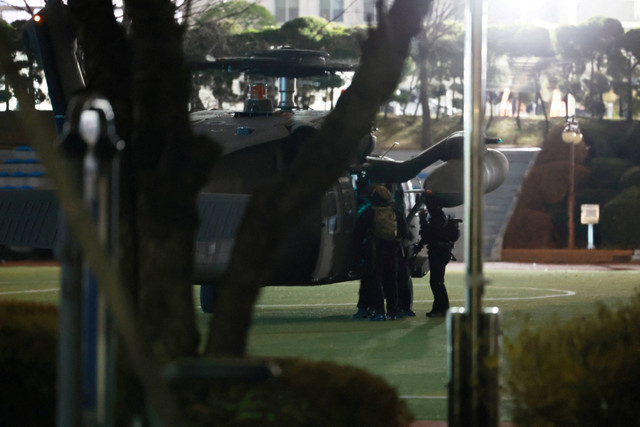 Militer turun dari helikopter di Majelis Nasional setelah Presiden Korea Selatan Yoon Suk Yeol mengumumkan darurat militer di Seoul, Korea Selatan, Selasa (3/12/2024). Foto: Yonhap/via REUTERS 