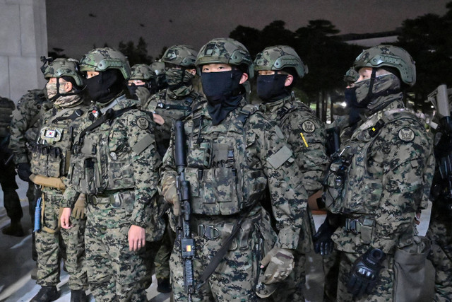 Militer mencoba memasuki gedung utama Majelis Nasional setelah Presiden Korea Selatan Yoon Suk Yeol mengumumkan darurat militer di Seoul, Korea Selatan, Selasa (3/12/2024). Foto: JUNG YEON-JE / AFP