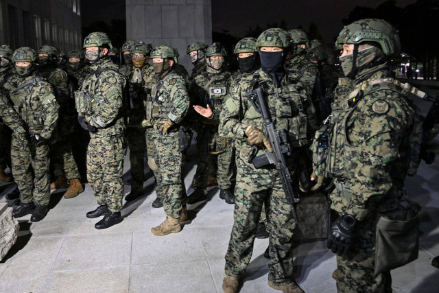 Militer mencoba memasuki gedung utama Majelis Nasional setelah Presiden Korea Selatan Yoon Suk Yeol mengumumkan darurat militer di Seoul, Korea Selatan, Selasa (3/12/2024). Foto: JUNG YEON-JE / AFP