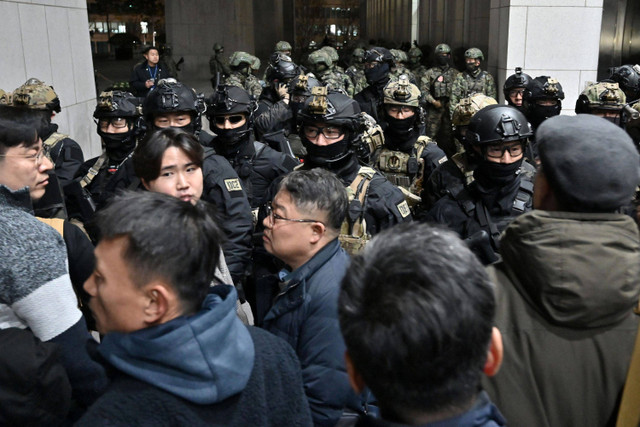 Militer mencoba memasuki gedung utama Majelis Nasional setelah Presiden Korea Selatan Yoon Suk Yeol mengumumkan darurat militer di Seoul, Korea Selatan, Selasa (3/12/2024). Foto: JUNG YEON-JE / AFP