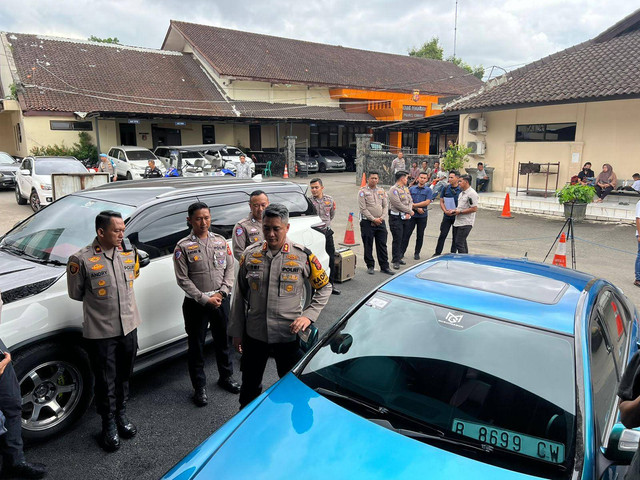 Polisi tilang pemilik dua mobil yang ditempeli pelat bernomor polisi kembar asal Cimahi. Foto: Dok. Polres Cimahi 