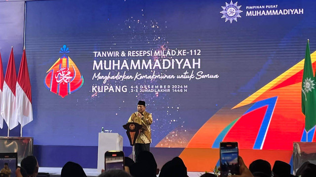 Presiden RI Prabowo Subianto saat membuka tanwir dan resepsi milad ke 112 Muhammadiyah di Universitas Muhammadiyah Kupang, Rabu (4/12/2024).  Foto: Haya Syahira/kumparan