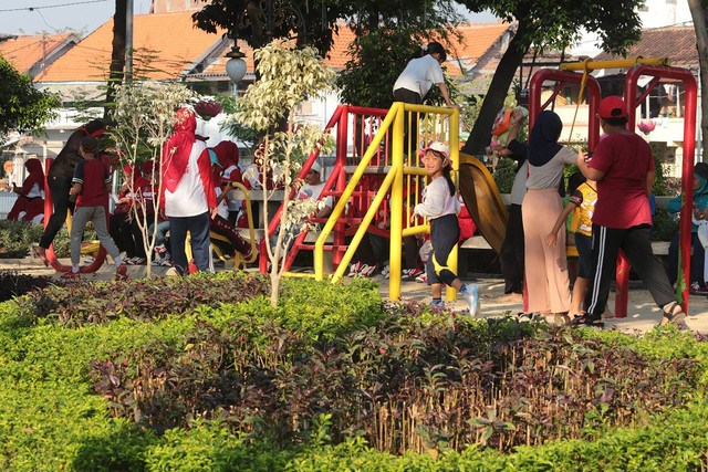 Taman Flora yang sudah dilengkapi perabot bermain anak.  Foto: Diskominfo Surabaya