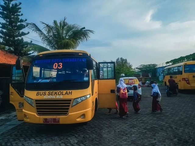 Bus sekolah yang disediakan Pemkot Surabaya. Foto: Diskominfo Surabaya