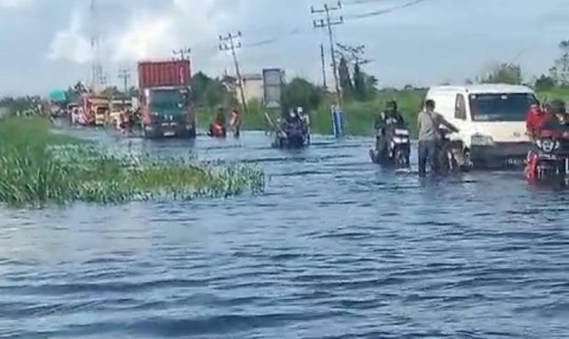 Banjir di ruas Jalan Desa Galang yang sudah terjadi berbulan-bulan. Foto: Dok. Istimewa