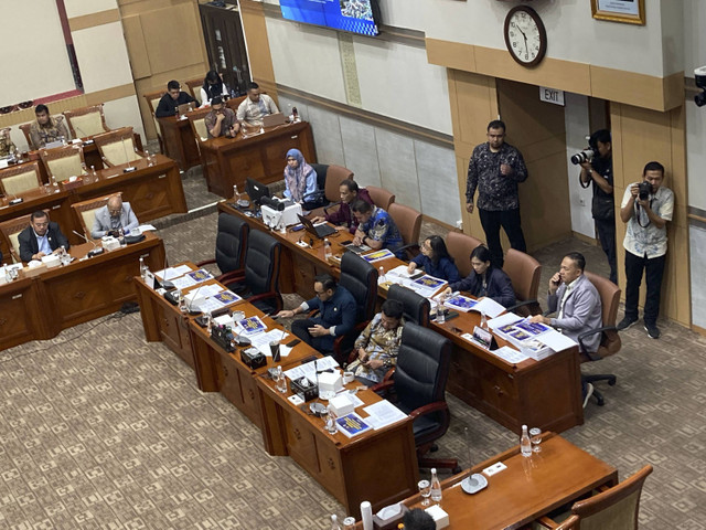 Suasana ruang rapat Komisi III DPR RI bersama Korps Lalu Lintas (Korlantas) jelang Liburan Hari Natal dan Tahun Baru, Ruang Rapat Komisi III DPR RI, Jakarta Pusat, Rabu (4/12/2024). Foto: Alya Zahra/Kumparan