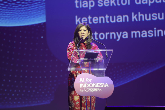 Menteri Komunikasi dan Digital Meutya Hafid menyampaikan pidato saat AI for Indonesia by kumparan di Djakarta Theater, Jakarta, Rabu (4/12/2024). Foto: Jamal Ramadhan/kumparan