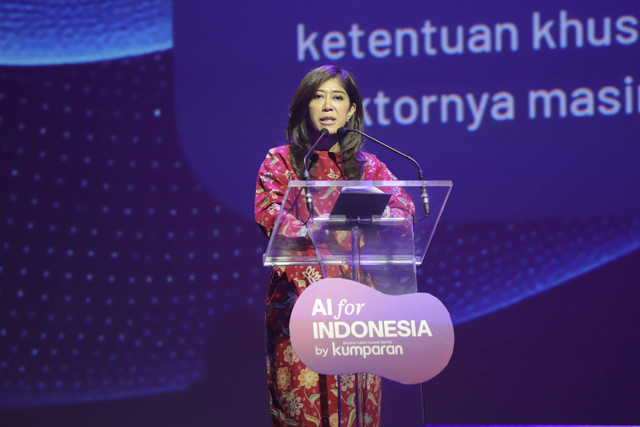 Menteri Komunikasi dan Digital Meutya Hafid menyampaikan pidato saat AI for Indonesia by kumparan di Djakarta Theater, Jakarta, Rabu (4/12/2024). Foto: Jamal Ramadhan/kumparan