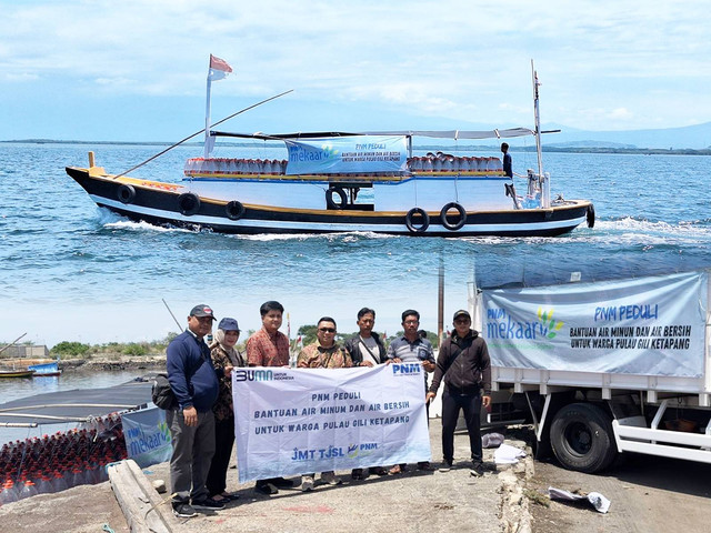 Tim dari PNM yang menyalurkan bantuan air minum ke Warga Gili Ketapang. (ist)