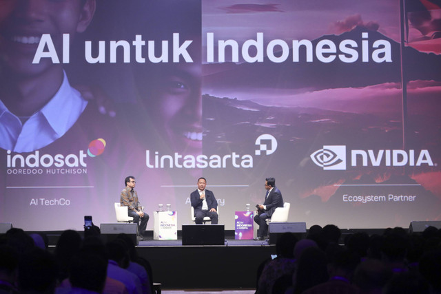 Wakil Menteri Nezar Patria bersama CCO Lintasarta Gidion Suranta Barus dan Manajer Partner Discovery/Shift Rama Mamuaya saat menghadiri AI for Indonesia by kumparan di Djakarta Theater, Jakarta, Rabu (4/12/2024).
 Foto: Aditia Noviansyah/kumparan