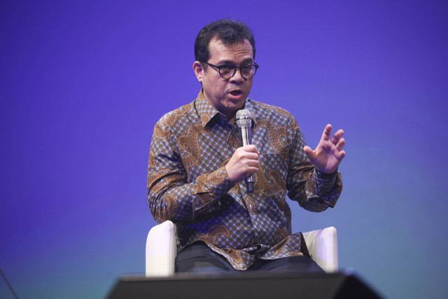 Wakil Menteri Komunikasi dan Digital Nezar Patria menyampaikan paparannya saat menghadiri AI for Indonesia by kumparan di Djakarta Theater, Jakarta, Rabu (4/12/2024).
 Foto: Aditia Noviansyah/kumparan