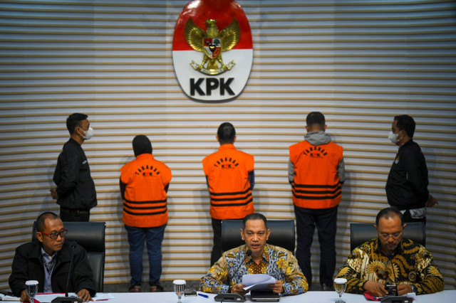 Wakil Ketua KPK Nurul Ghufron (tengah) memberikan pemaparan saat konferensi pers terkait penetapan dan penahanan tersangka OTT KPK Penjabat (Pj) Wali Kota Pekanbaru Risnandar Mahiwa di Gedung Merah Putih, KPK, Jakarta, Rabu (4/12/2024). Foto: Muhammad Ramdan/ANTARA FOTO