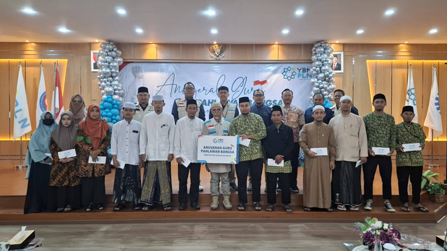 Manajemen dan Pengurus YBM PLN UID Kalbar berfoto bersama Perwakilan Guru-guru Penerima Manfaat Anugerah Guru Pahlawan Bangsa. Foto: Dok. PLN Kalbar