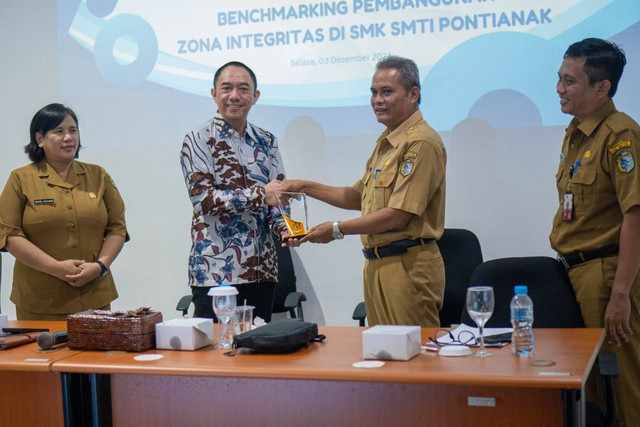 Inspektorat dan Perwakilan Organisasi Perangkat Daerah (OPD) Kabupaten Sintang berkunjung ke SMK SMTI Pontianak dalam rangka agenda 'Benchmarking Pembangunan Zona Integritas di SMK SMTI Pontianak' pada Selasa, 3 Desember 2024. Foto: Dok. SMK SMTI Pontianak