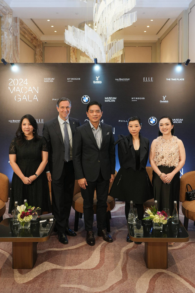 Dari kiri-kanan: Jessica Jade, Oliver Kreuzer, Peter Medalla, Venus Lau, dan Fenessa Adikoesoemo di MACAN Gala 2024. Foto: dok. Museum MACAN