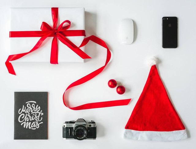 Ilustrasi kado Natal untuk cowok. Foto: Unsplash/Jim Kalligas