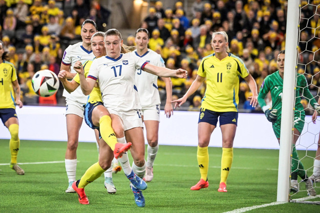 Timnas Wanita Serbia melawan Timnas Wanita Swedia pada pertandingan leg kedua Kualifikasi EURO 2025 Wanita di di Stockholm, Swedia, Selasa (3/12/2024). Foto: Fredrik Sandberg/TT News Agency via AP