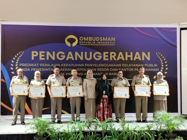 Kepala Kantor Pertanahan Kabupaten Sekadau, Kainda (ketiga dari kiri) menerima penghargaan dari ombudsman RI. Foto: Dok. Kantah Sekadau