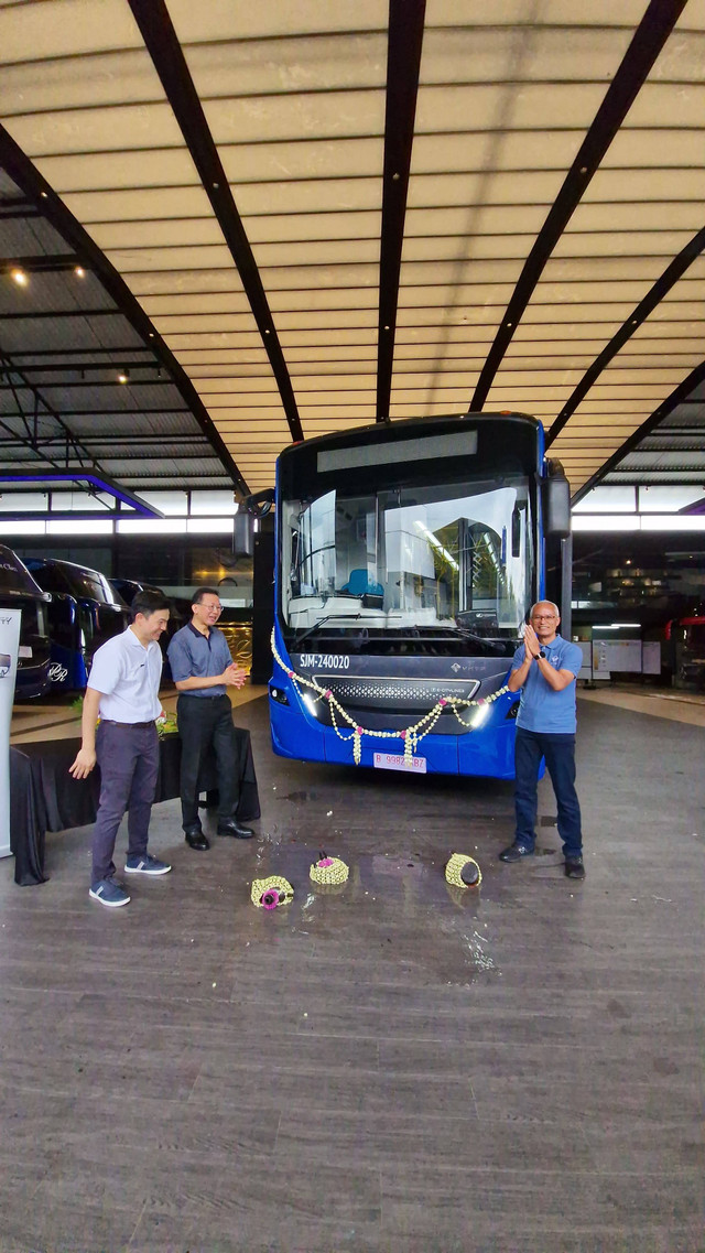 Penyerahan bus listrik TransJakarta dari Karoseri Laksana. Foto: Laksana