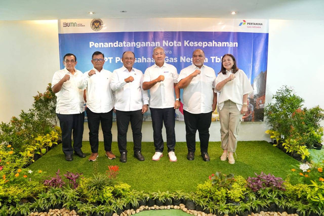 Penandatanganan Nota Kesepahaman oleh Kepala Badan Gizi Nasional Dadan Hindayana dan Direktur Utama PGN Arief Setiawan Handoko dalam rangka penyaluran gas bumi untuk mendukung program Makan Bergizi Gratis (MBG), Minggu (1/12/2024). Foto: PGN