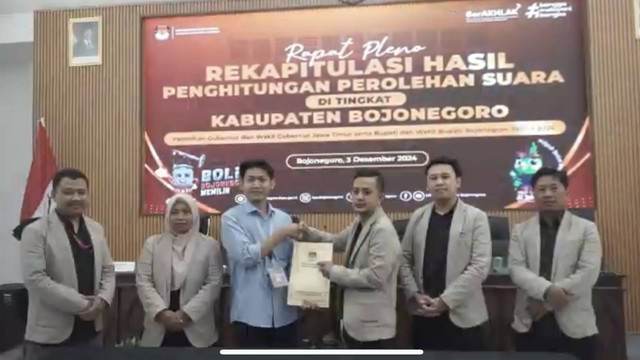 Komisioner KPU Bojonegoro usai menggelar rapat pleno rekapitulasi hasil penghitungan suara Pilkada 2024, di Kantor KPU Kabupaten Bojonegoro. Selasa (03/12/2024) (Aset: Istimewa)