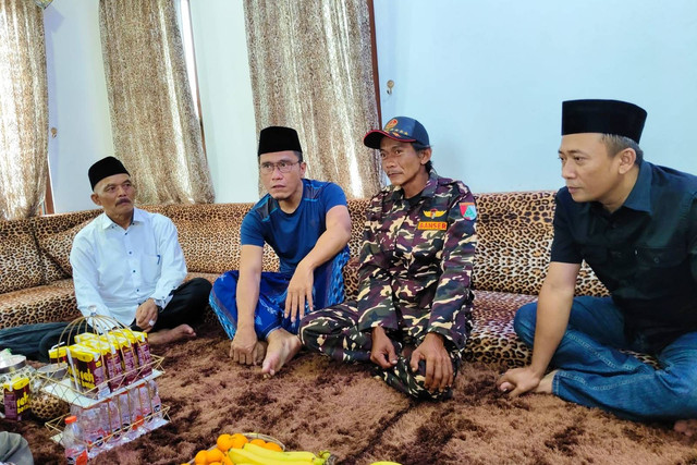 Penjual es Sunhaji saat bertemu Gus Miftah di Ponpes Ora Aji di Kapanewon Kalasan, Kabupaten Sleman, Rabu (4/12/2024). Foto: Arfiansyah Panji Purnandaru/kumparan