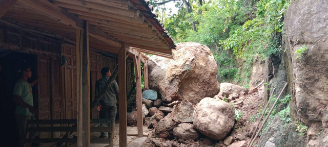 Batu besar menimpa rumah warga di Gunungkidul saat hujan deras. Foto: BPBD Gunungkidul