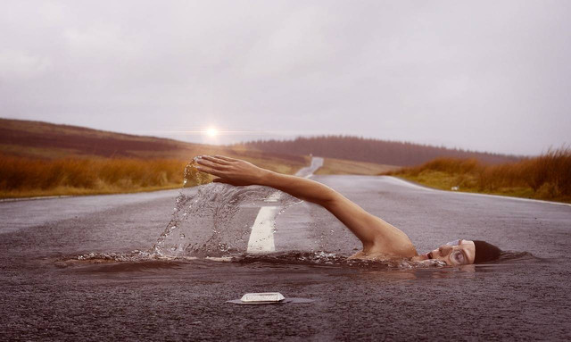 Ilustrasi mimpi yang terkadang aneh. Sumber ilustrasi: https://pixabay.com/photos/swimmer-swim-road-street-surreal-1678307/