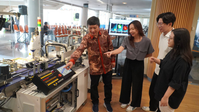 Handry Khoswanto selaku Kepala Lab Smart System (batik), saat menjelaskan tentang mini simulasi menggunakan smart technology kepada beberapa mahasiswa FTI PCU.