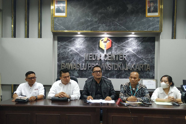 Tim pemenangan Cagub dan Cawagub nomor urut 01 Ridwan Kamil dan Suswono melaporkan terkait Pilgub Jakarta ke Bawaslu, Jakarta, Rabu (4/12/2024). Foto: Rayyan Farhansyah/kumparan