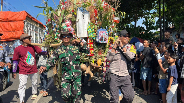 Arak-arakan Jembul Sedekah Bumi Desa Kelet (sumber: milik foto pribadi)