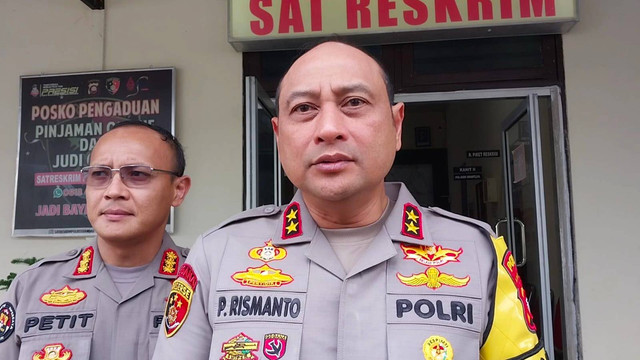 Kapolda Kalbar, Irjen Pol Pipit Rismanto, didampingi Kabid Humas Polda Kalbar, Kombes Pol Raden Petit Wijaya, saat diwawancarai awak media di Polres Sekadau. Foto: Dina Mariana/Hi!Pontianak