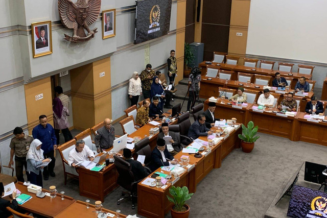 Suasana rapat Komisi VIII DPR bersama Menteri Agama RI, Kepala Badan Penyelenggara Haji, dan Kepala Badan Penyelenggara Jaminan Produk Halal di Kompleks Parlemen Senayan, Jakarta, Rabu (4/12/2024). Foto: Luthfi Humam/kumparan