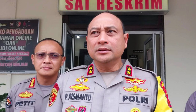 Kapolda Kalbar, Irjen Pol Pipit Rismanto, didampingi Kabid Humas Polda Kalbar, Kombes Pol Raden Petit Wijaya, saat diwawancarai awak media di Polres Sekadau. Foto: Dina Mariana/Hi!Pontianak