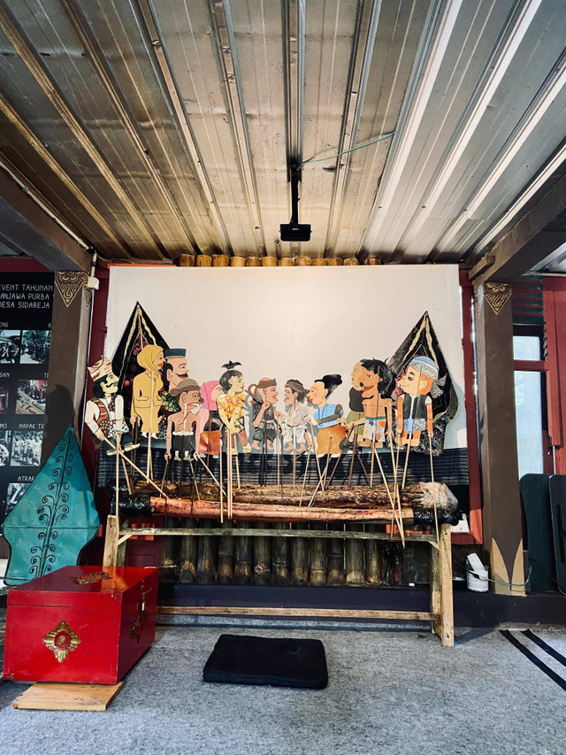 Pertunjukan wayang kulit (foto diambil sendiri oleh penulis)