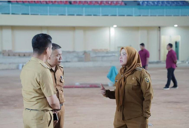 Wali Kota Bandar Lampung, Eva Diana saat meninjau Gor Siger di Way Halim, Bandar Lampung | Foto : Dok. Diskominfo Bandar Lampung