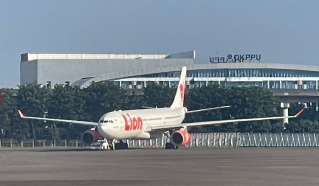 Pesawat Lion air Airbus A330-300 sedang push back dibawah matahari siang Jakarta. Foto: penulis