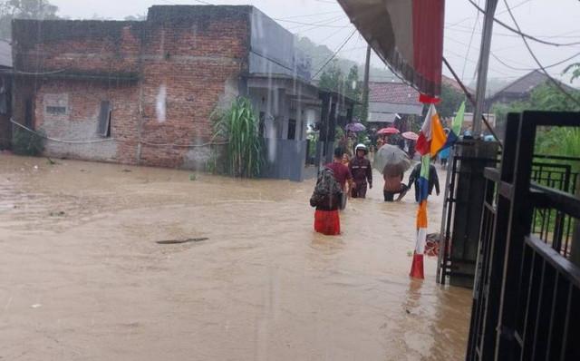 Banjir yang melanda Kampung Mariuk, RT 01, RW 01, Desa Cidadap, Kecamatan Simpenan, Kabupaten Sukabumi, Jabar pada Rabu, (4/12/2024) Foto: Antara/Aditya A Rohman