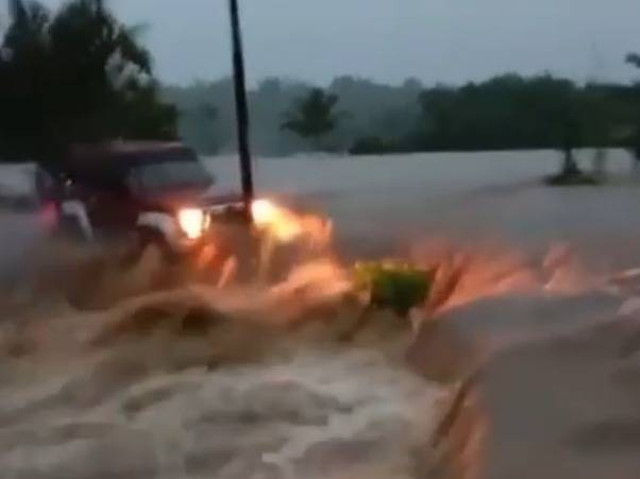 Sebuah mobil nekat melintas di tengah arus kencang luapan sungai Cikaso Sukabumi Foto: Dok. Istimewa