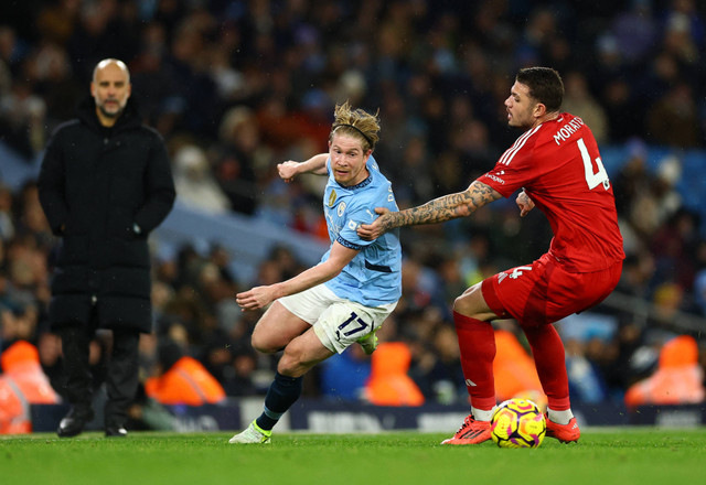 Pep Guardiola lihat duel Kevin De Bruyne dan Felipe Morato saat laga Man City vs Nottingham Forest dalam pekan ke-14 Liga Inggris 2024/25 di Stadion Etihad, Kamis (5/12) dini hari WIB. Foto: Action Images via Reuters/Andrew Boyers