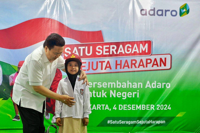 Direktur Adaro Group Garibaldi Thohir memberikan seragam sekolah kepada siswa SD di wilayah Kebon Baru, Tebet, Jakarta (04/12).  Foto: Dok. Adaro