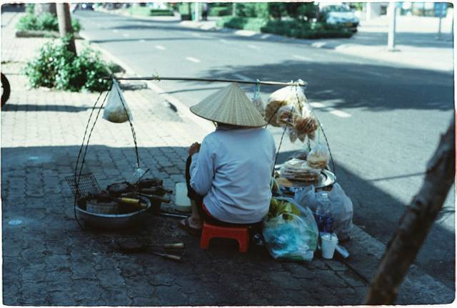 Foto oleh Nghia .8pm dari Pexels: https://www.pexels.com/id-id/foto/makanan-orang-jalan-bekerja-11514498/